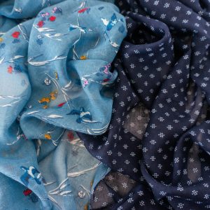 SAPHIR - Foulard imprimé bicolore: géométrique blanc sur marine & floral bleu jean